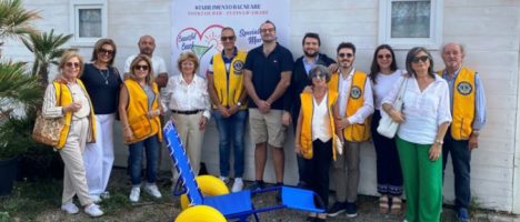 Il Leo ed il Lions Club Messina Ionio, domenica 22 settembre, hanno donato allo stabilimento balneare “Beautiful Beach” di Santa Margherita, a Messina, una sedia JoB per la prossima stagione balneare