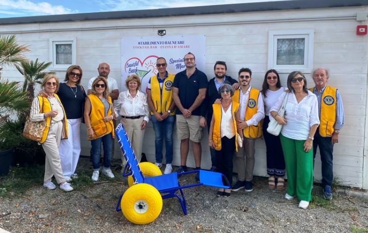 Il Leo ed il Lions Club Messina Ionio, domenica 22 settembre, hanno donato allo stabilimento balneare “Beautiful Beach” di Santa Margherita, a Messina, una sedia JoB per la prossima stagione balneare