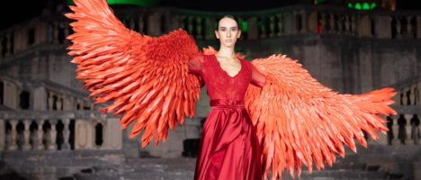 Moda, tripudio di colori e tessuti spettacolari: la donna protagonista del suo tempo all’International Fashion Week