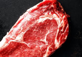 Mangiare carne rossa può aumentare il rischio di demenza e declino cognitivo